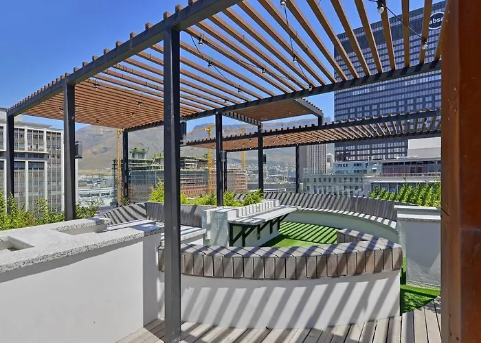 Zainab - Modern City Centre Aprt- City And Mountain Views!